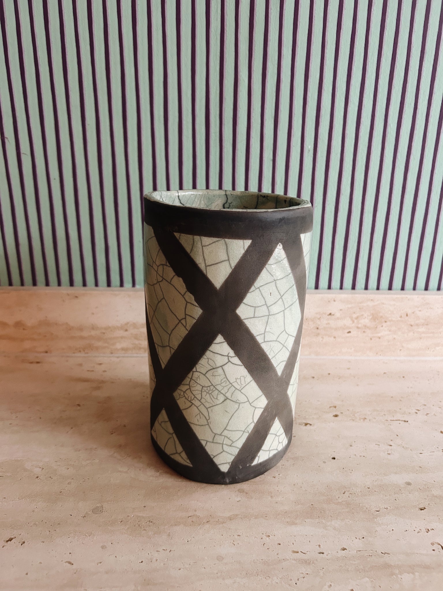 Raku cylinder vase by Mel Lennon nr. 8