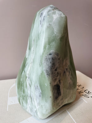 Jade Serpentijn stone size medium